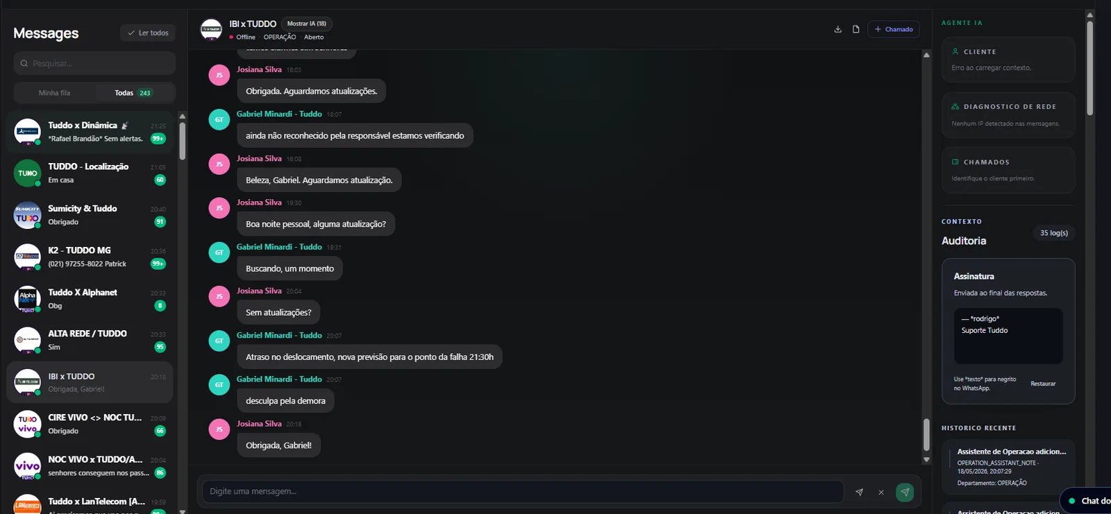 Interface de chat corporativo com lista de conversas à esquerda, mensagens ao centro e painel de auditoria por IA à direita